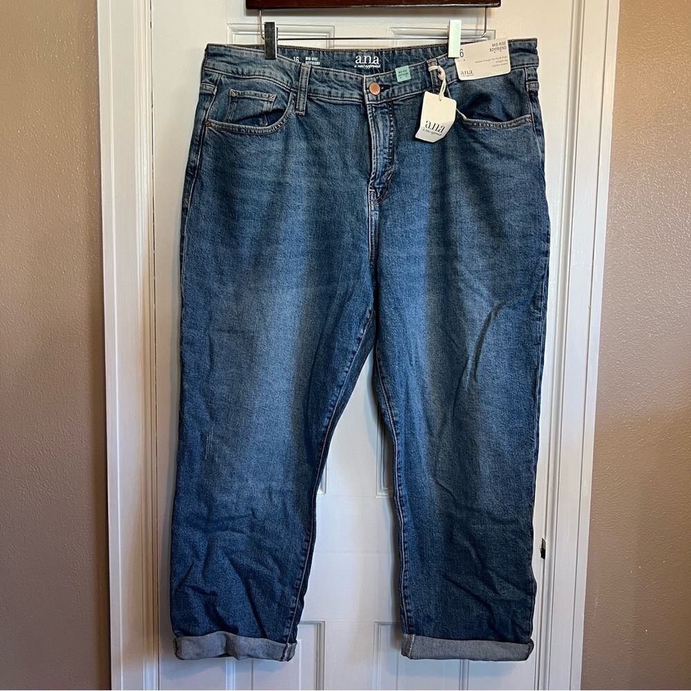 NWT A.N.A Mid rise Boyfriend Capris light wash